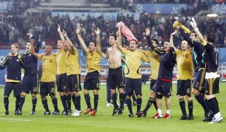 في الاطار فرحة المنتخب الأسباني بالصعود إلى النهائي